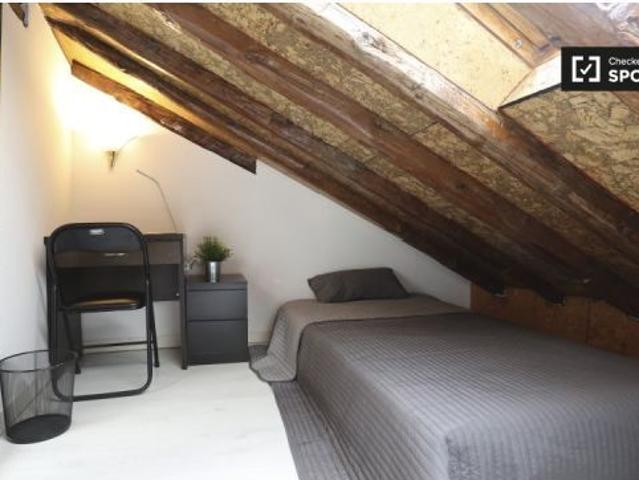 Se alquilan habitaciones en un apartamento de 5 dormitorios en Atocha