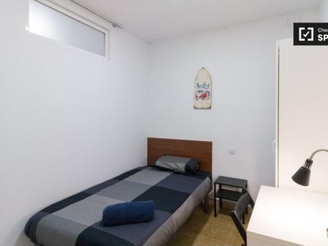 Se alquilan habitaciones en un apartamento de 5 dormitorios en El Raval