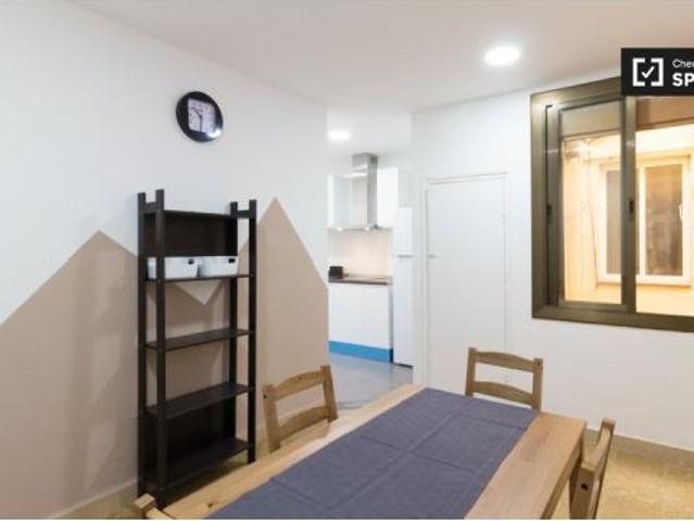 Se alquilan habitaciones en un apartamento de 5 dormitorios en El Raval