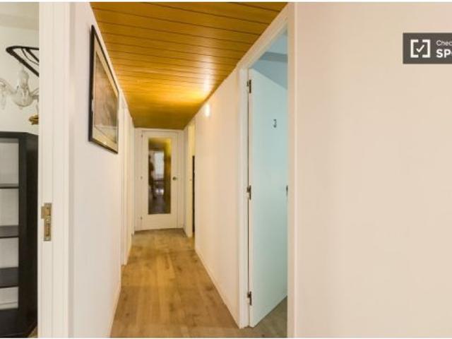 Se alquilan habitaciones en un apartamento de 5 dormitorios en Gràcia