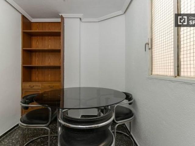 Se alquilan habitaciones en un apartamento de 5 dormitorios en L' Olivereta