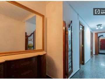 Se alquilan habitaciones en un apartamento de 5 dormitorios en LOlivereta