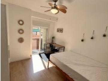 Se alquilan habitaciones en un apartamento de 5 dormitorios en Quatre Carreres