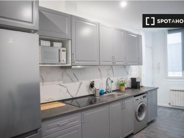 Se alquilan habitaciones en un apartamento de 8 dormitorios en La Latina, Madrid