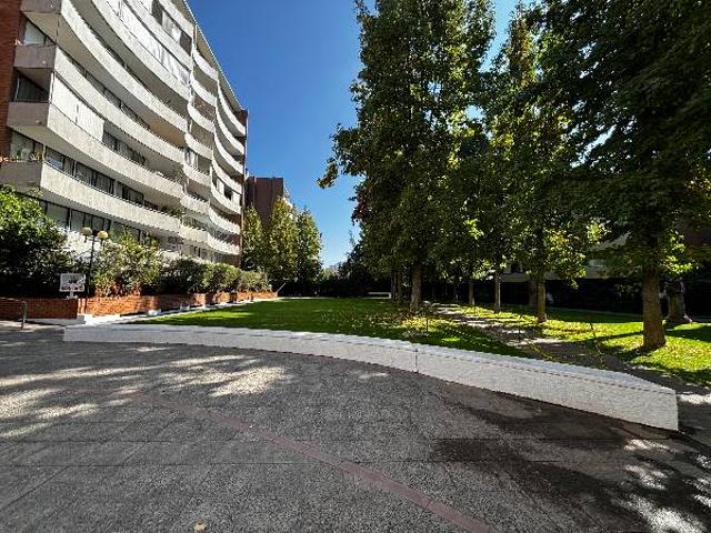 Se arrienda amplio y hermoso departamento con balcón