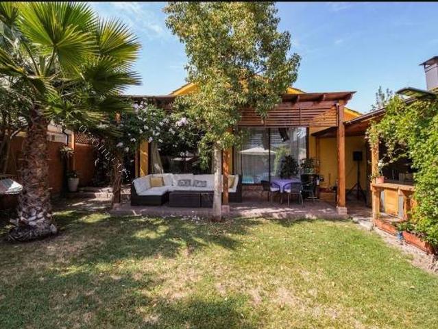 SE ARRIENDA AMPLIA CASA CON PISCINA