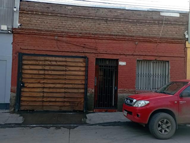 Se arrienda amplia casa de 2 pisos con gran estacionamiento