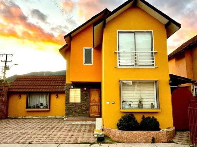 Se arrienda amplia casa en condominio