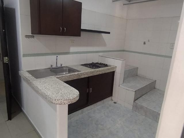 SE ARRIENDA APARTAMENTO EN LOS PATIOS AV PRINCIPAL COD 004