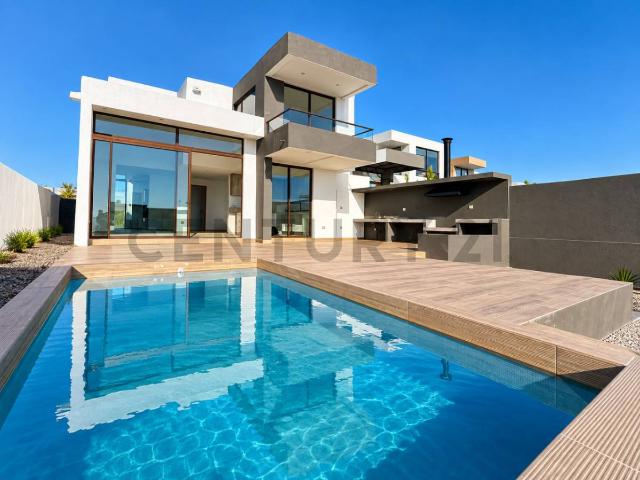 Se arrienda casa mediterránea en condominio privado