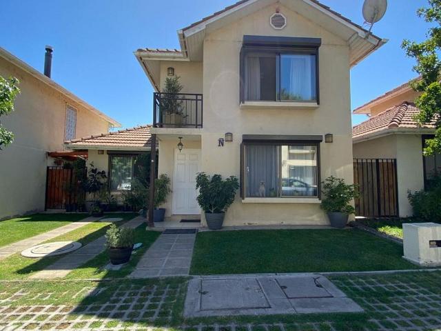 Se arrienda casa amplia en condominio incluye ggcc