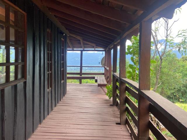 SE ARRIENDA CASA CON VISTA SOÑADA AL LAGO/ A 3 KM DE PUCON / 1D + ALTILLO
