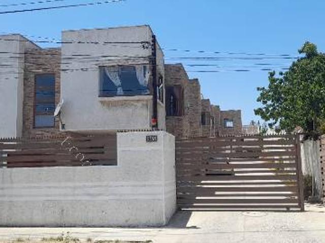 Se arrienda casa de dos pisos en condominio