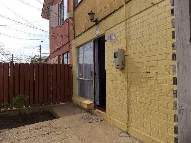 SE ARRIENDA CASA DE DOS PISOS PAREADA SECTOR SUR