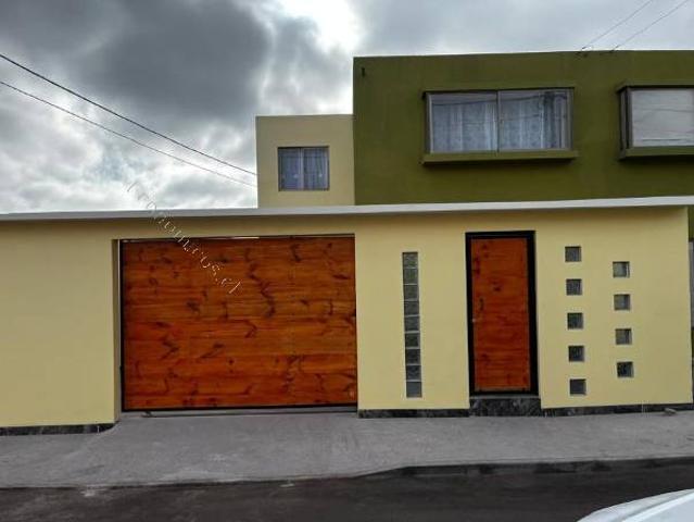 Se arrienda casa en Av las parcelas cond las palmeras
