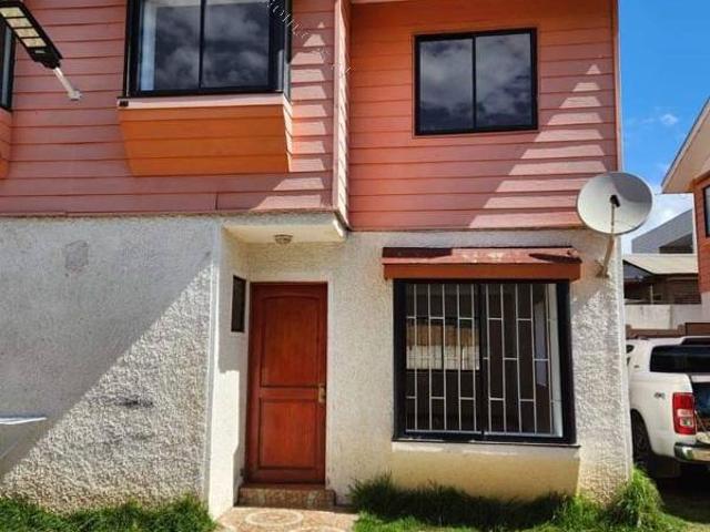 Se arrienda casa en condominio