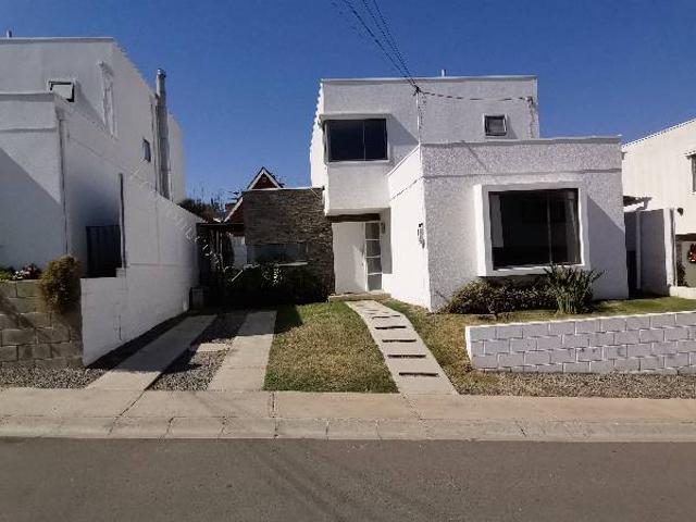 Se arrienda casa en condominio