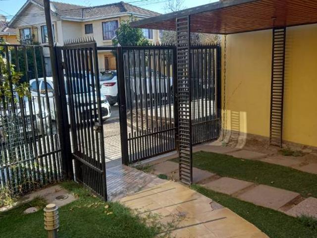 Se arrienda casa en condominio
