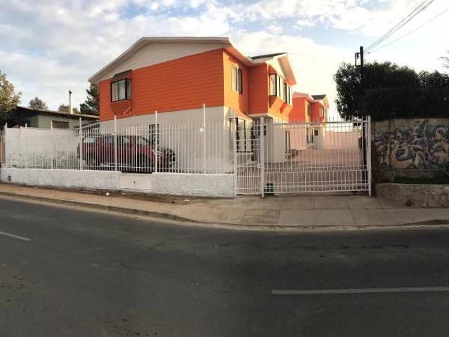 Se arrienda casa en condominio