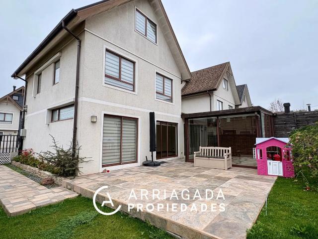Se arrienda casa en condominio lomas san sebastián 4d/3b