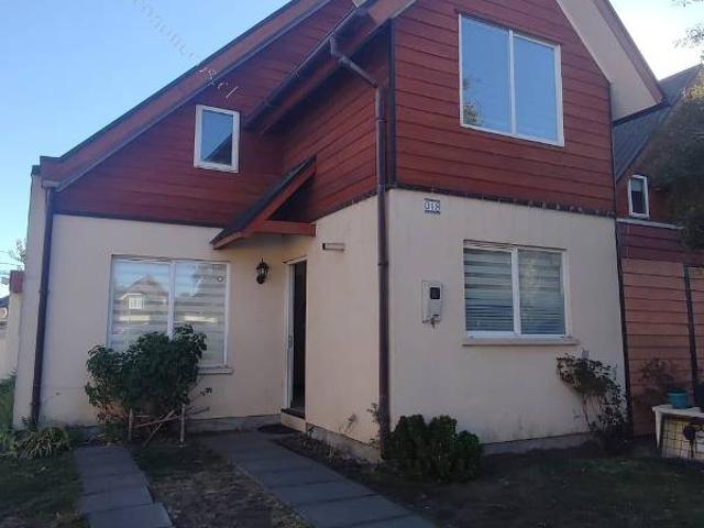 Se Arrienda casa en Condominio Lagar