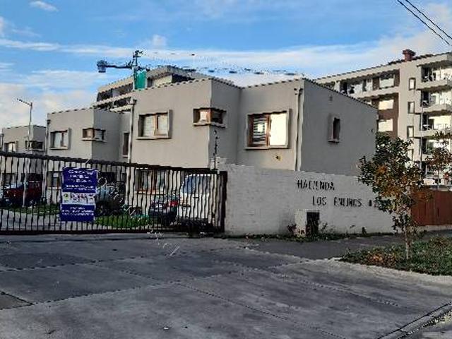 Se arrienda casa en hacienda Los Encinos