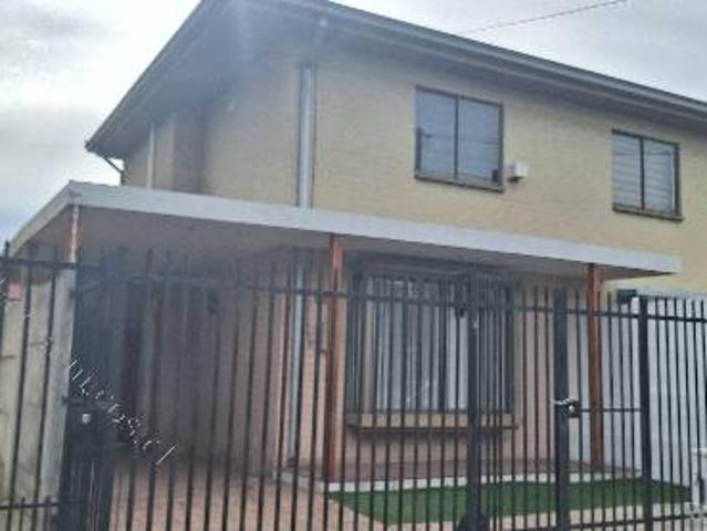 Se arrienda casa en Prados de Santa Clara