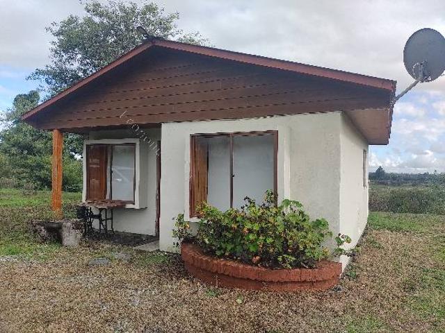 Se arrienda casa pequeña con piscina en parcela