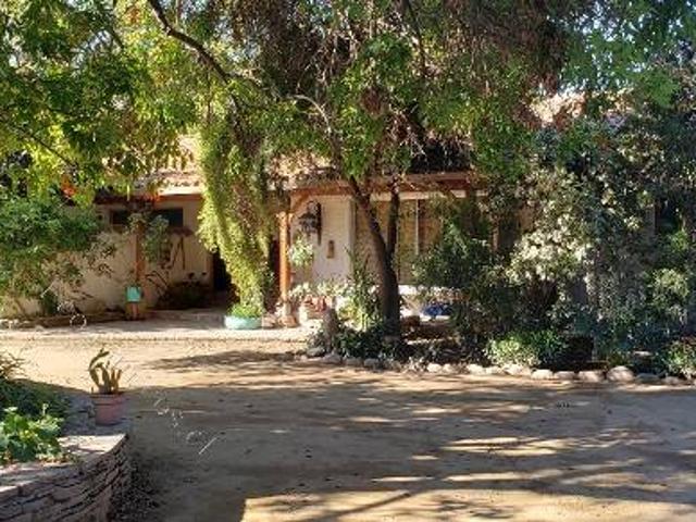 SE ARRIENDA ESPACIOSA CASA no amoblada con PISCINA