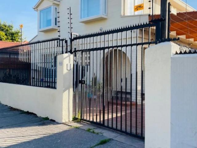 Se arrienda excelente casa con 6 d, 4 b, coc amoblada 6estac