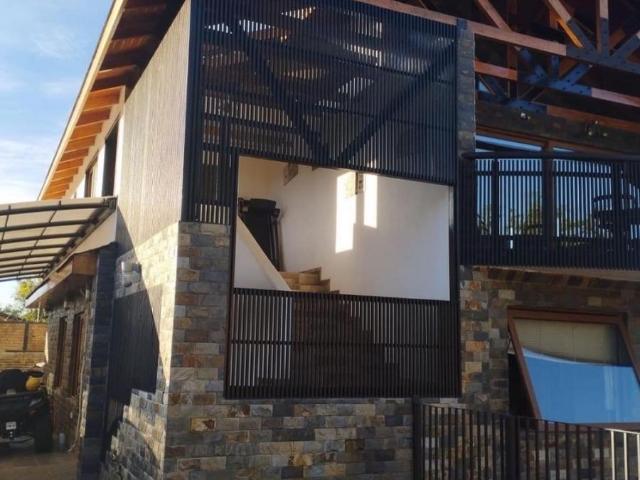Se arrienda hermosa casa con piscina