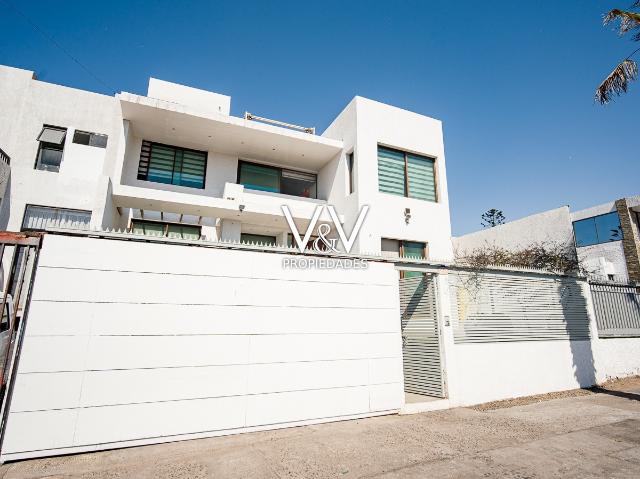 SE ARRIENDA HERMOSA CASA CON VISTA AL MAR