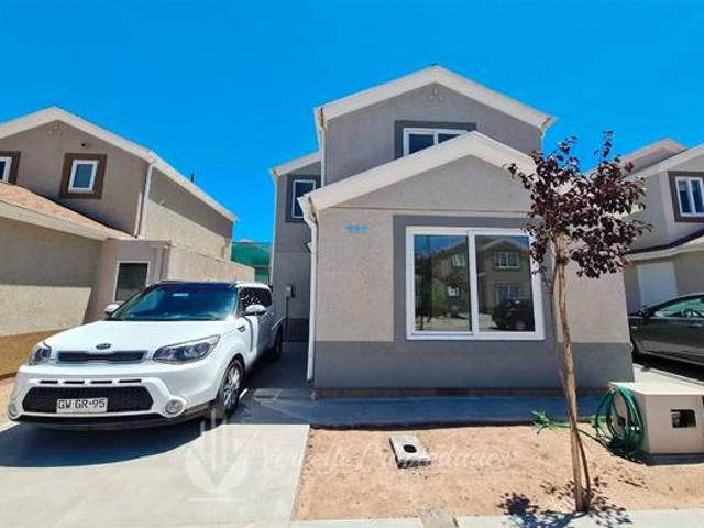 Se arrienda hermosa casa semi nueva en condominio