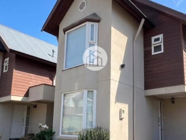 SE ARRIENDA IMPECABLE CASA CON QUINCHO – Condominio Altos del Maipo