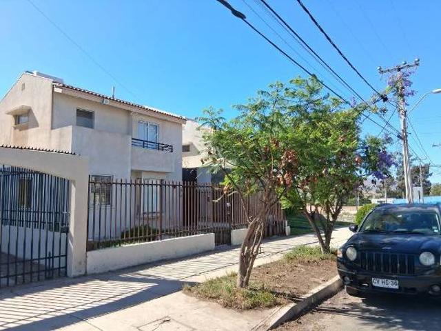 SE ARRIENDA LINDA Y AMPLIA CASA EN VALLENAR