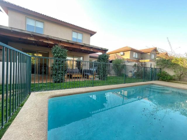 Se arrienda linda y cómoda casa en Chicureo