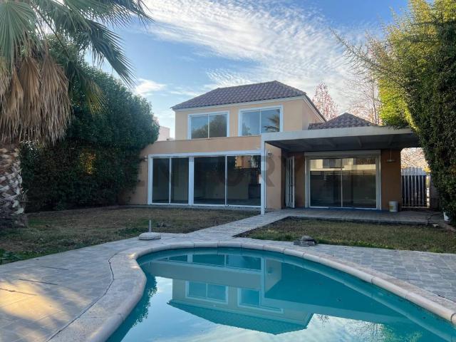 SE ARRIENDA LINDA CASA CON UN PRECIOSO ENTORNO