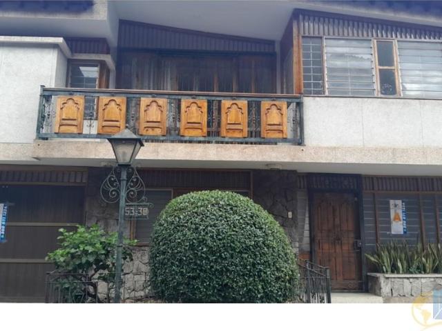 SE ARRIENDA O VENDE HERMOSA CASA EN FRENTE A LA CLINICA BUCARAMANGA
