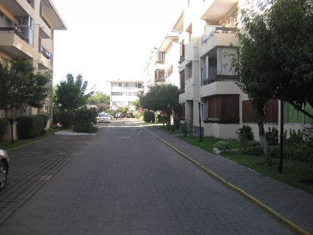 Se arrienda regio departamento en seguro condominio
