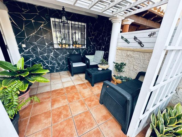 Se ofrece en venta atractivo chalet adosado ubicado en la pr. 78m² Caleta de Fuste