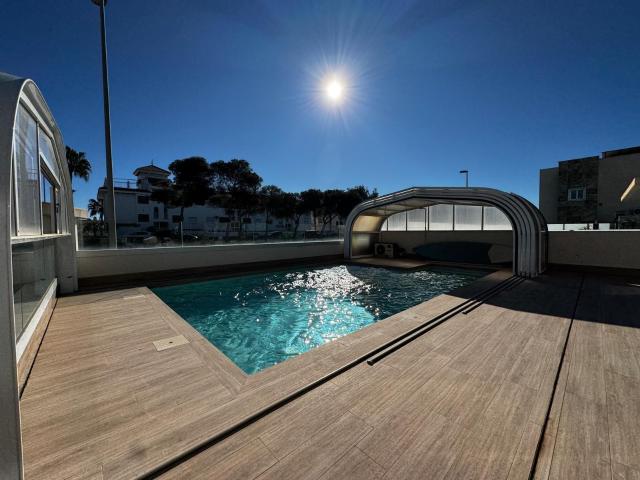 Se ofrece en venta una villa moderna y lujosa con vistas pan. 349m² Orihuela Costa