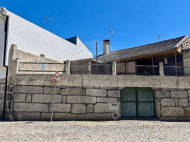 Se procura uma casa sólida, com boas áreas e numa zona tranquila, esta pode ser a sua próxima oportunidade!