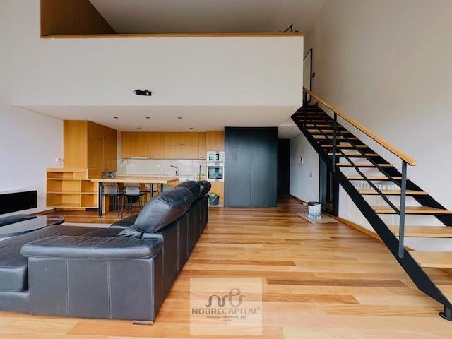 Se procura uma habitação fora do comum, onde o design moderno encontra a tranquilidade da natureza