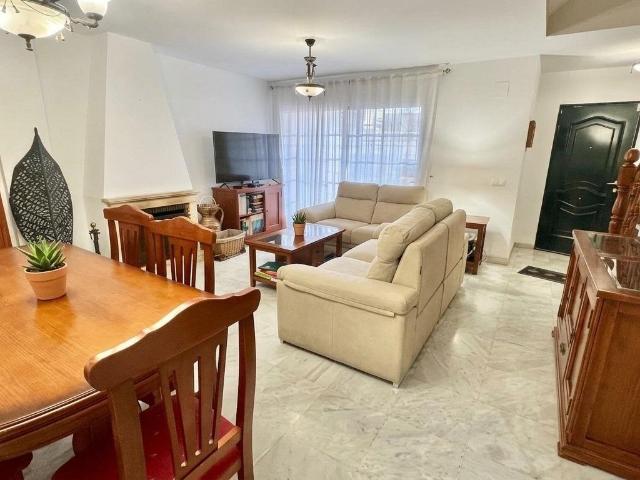 Se presenta una magnífica casa adosada 230 m2, distribuida d. 230m² Torremolinos