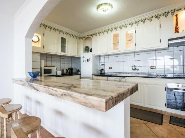 Se presenta a la venta un amplio y luminoso apartamento de 2. 217m² Adeje