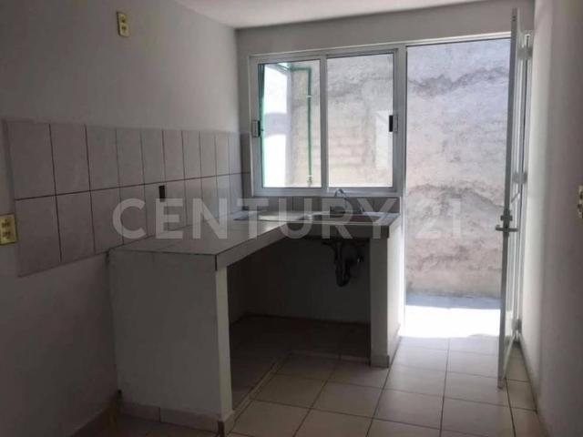 Se renta amplia casa, con 2 habitaciones