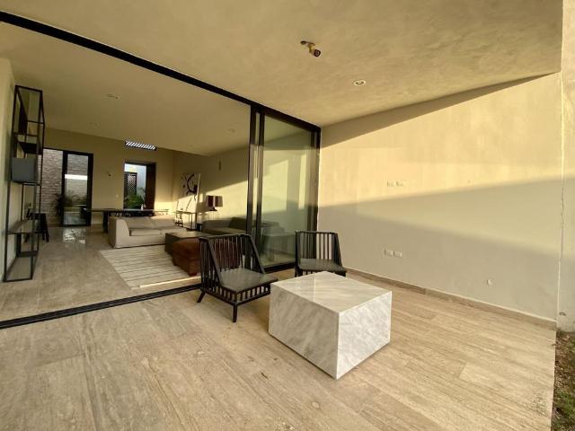 Se renta casa amueblada, de 4 recámaras y alberca, en Temozón Norte