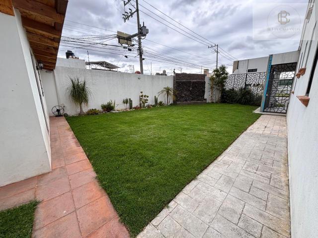 Se renta casa amueblada en condominio