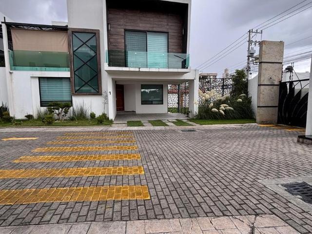 Se renta casa amueblada en condominio