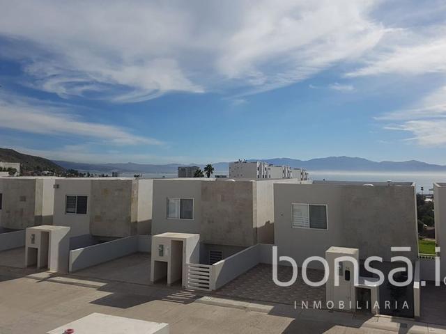 Se RENTA CASA AMUEBLADA en privada zona norte con vista al mar